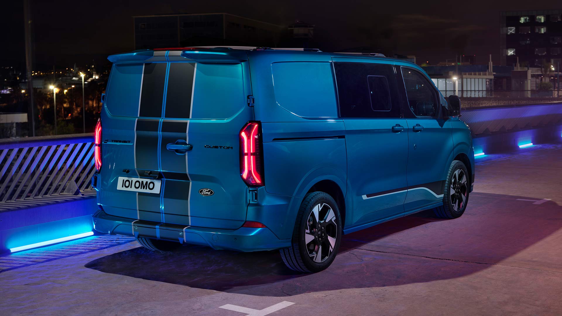 Zadní pohled na modrou elektrickou dodávku Ford E-Transit Custom DCiV Sport.