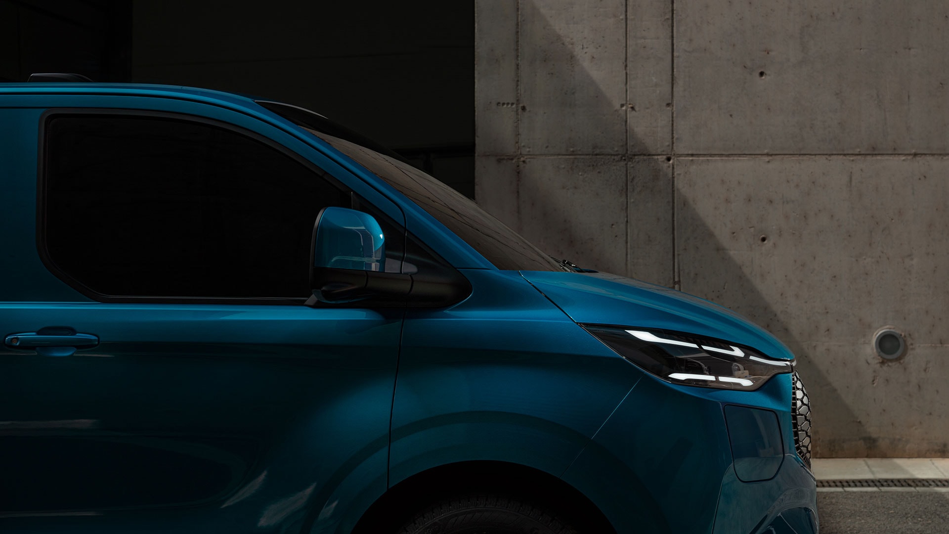 Detail LED světlometu modrého vozu Ford E-Transit Custom.
