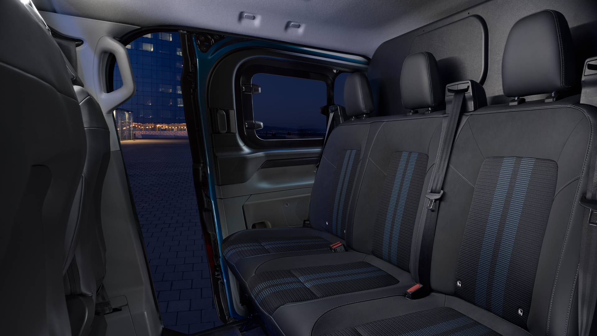 Druhá řada sedadel dodávky Ford E-Transit Custom DCiV.