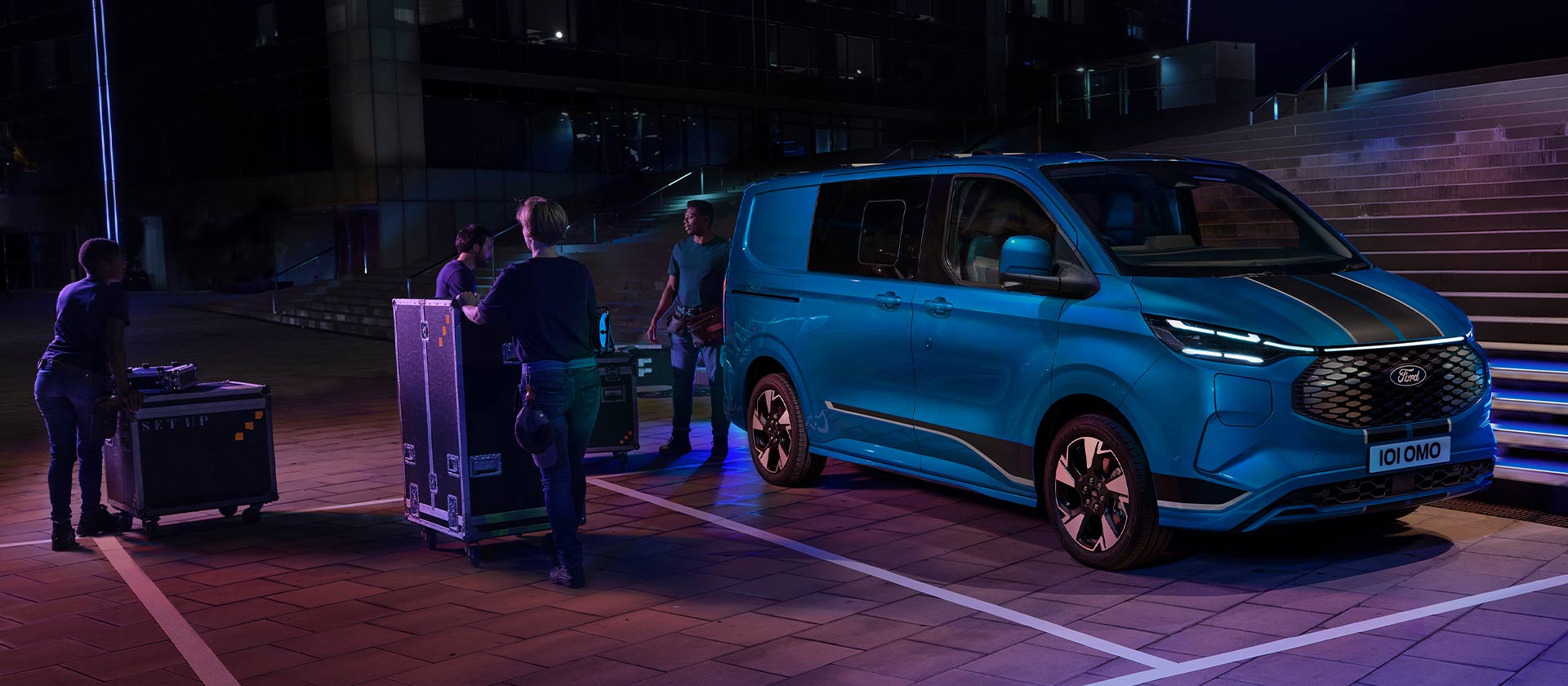 Modrá dodávka Ford E-Transit Custom DCiV v noci.