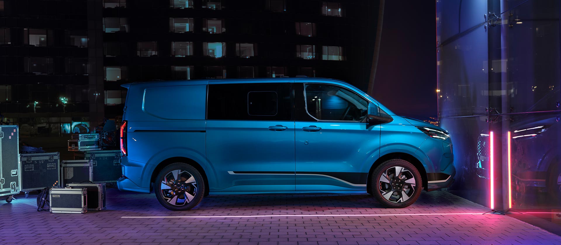 Boční pohled na modrou elektrickou dodávku Ford E-Transit Custom.