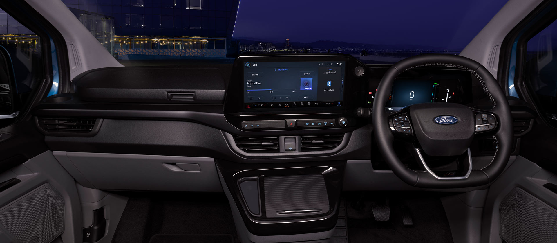 Interiér elektrické dodávky Ford E-Transit Custom v noci.