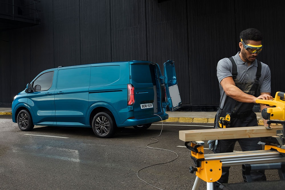 Modrý Ford Transit Custom a osoba používající elektrické nářadí.