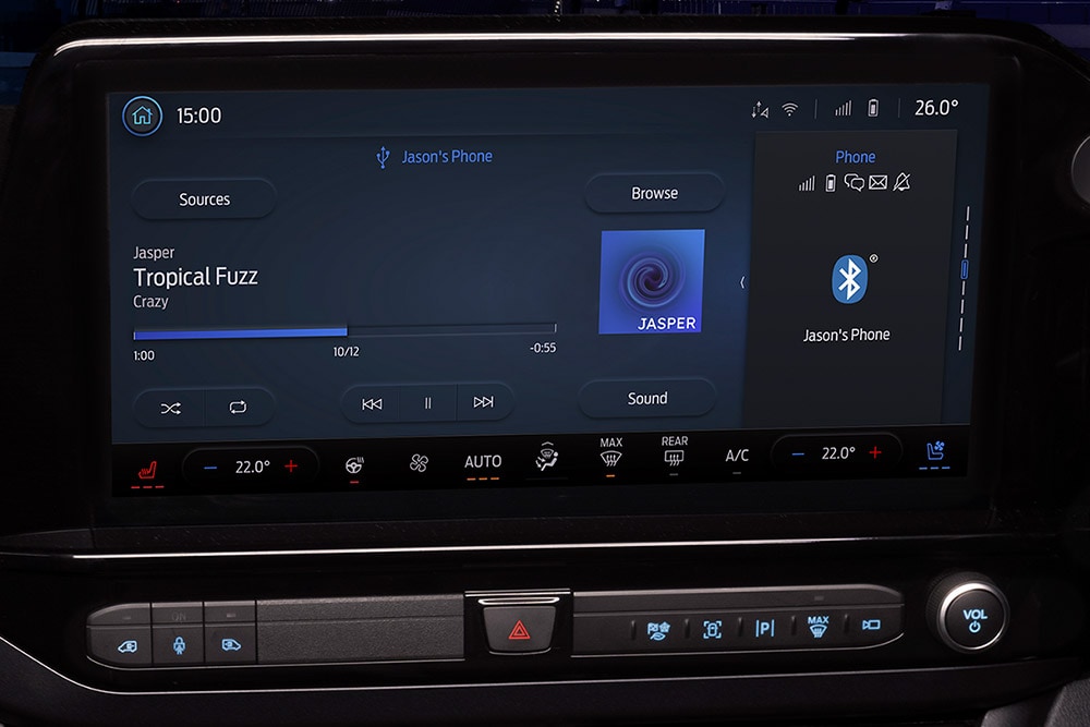 Obrazovka infotainmentu SYNC 4 ve voze Ford Transit Custom.