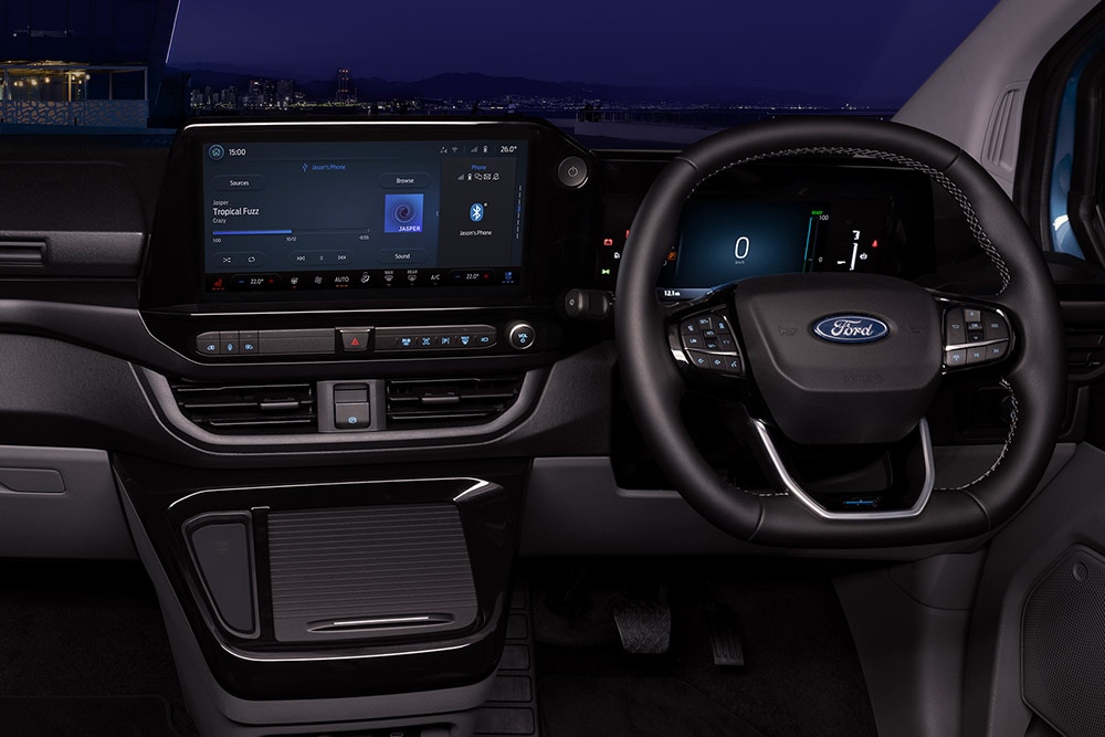 Interiér elektrické dodávky Ford E-Transit Custom se sedadly řidiče a spolujezdce.