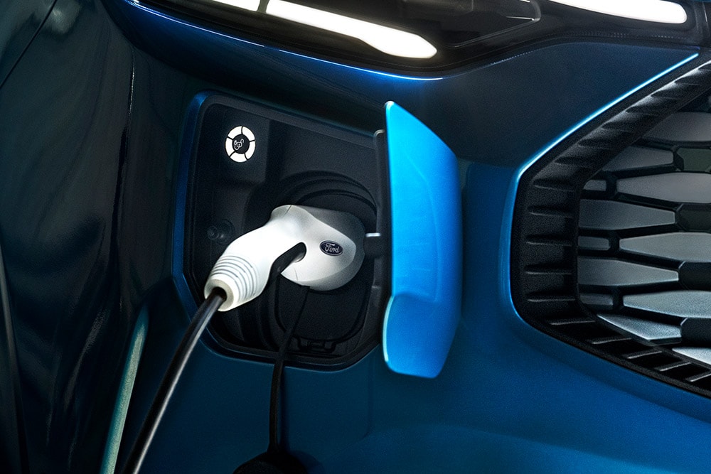 Nabíjený modrého vozu Ford Transit Custom Plug-In Hybrid.