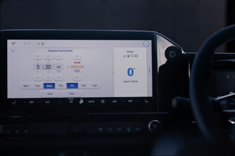 Obrazovka palubního systému vozu Ford E-Transit Custom.