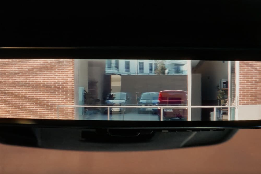 Digitální vnitřní zpětné zrcátko dodávky Ford Transit Custom.