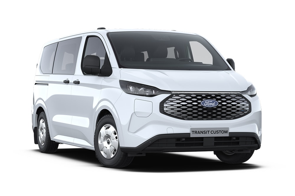 Pohled zepředu pod úhlem na bílou elektrickou dodávku Ford E-Transit Custom.