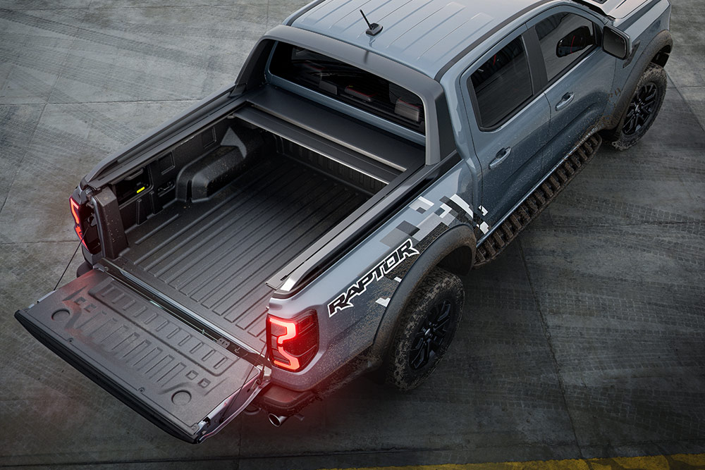 Pohled zezadu na Ford Ranger Raptor se zaměřením na korbu a zadní čelo.