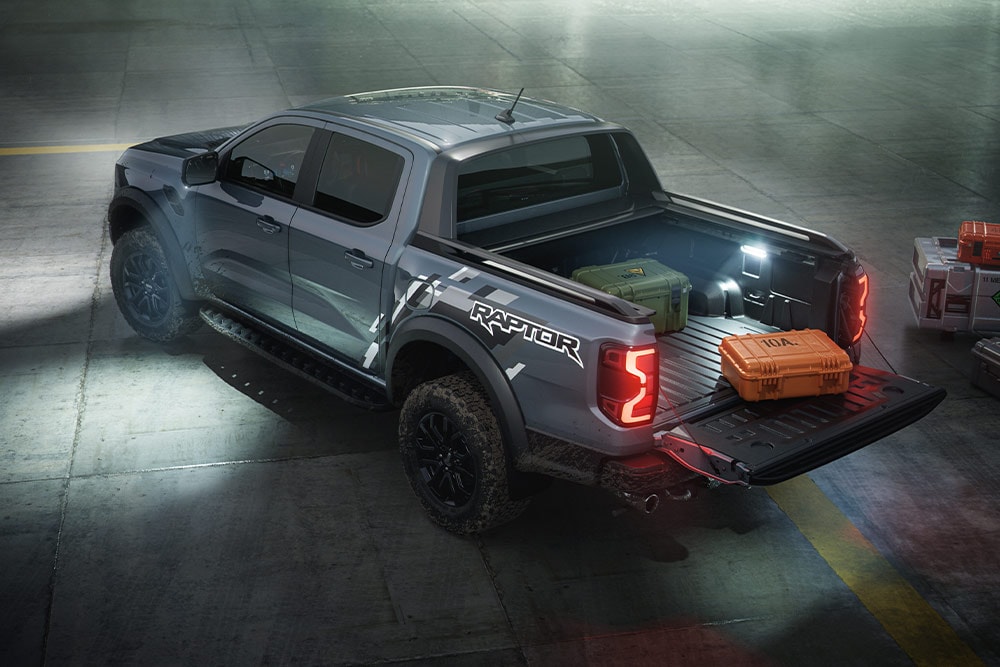 Pohled zezadu na Ford Ranger Raptor se zapnutým sektorovým osvětlením.