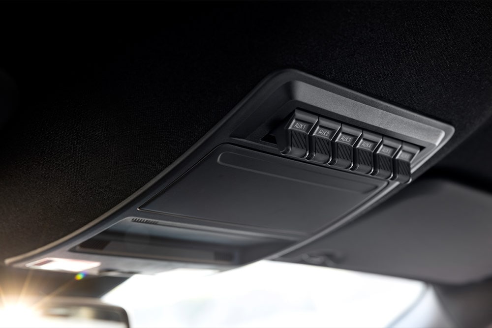 Detail stropních spínačů přídavného vybavení ve Fordu Ranger Raptor.