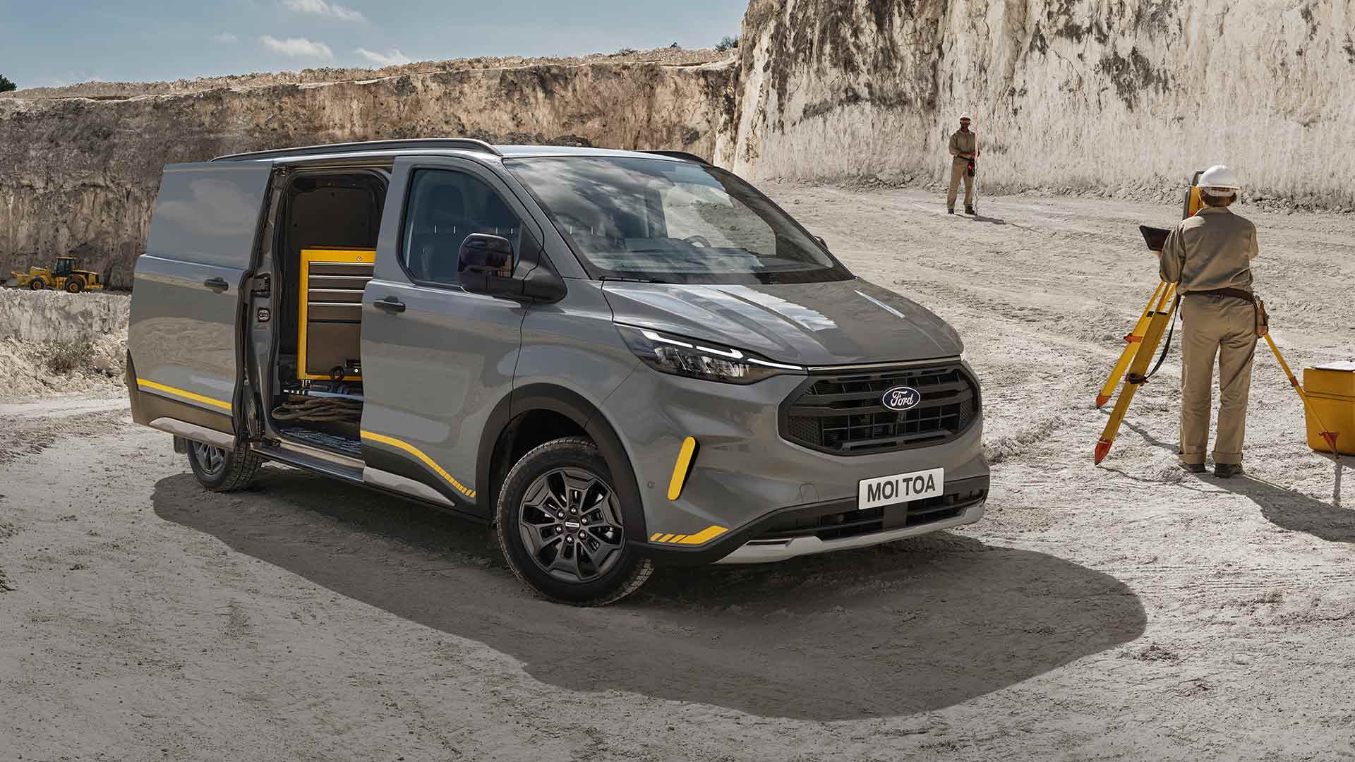 Šedá dodávka Ford Transit Custom Trail v lomu.