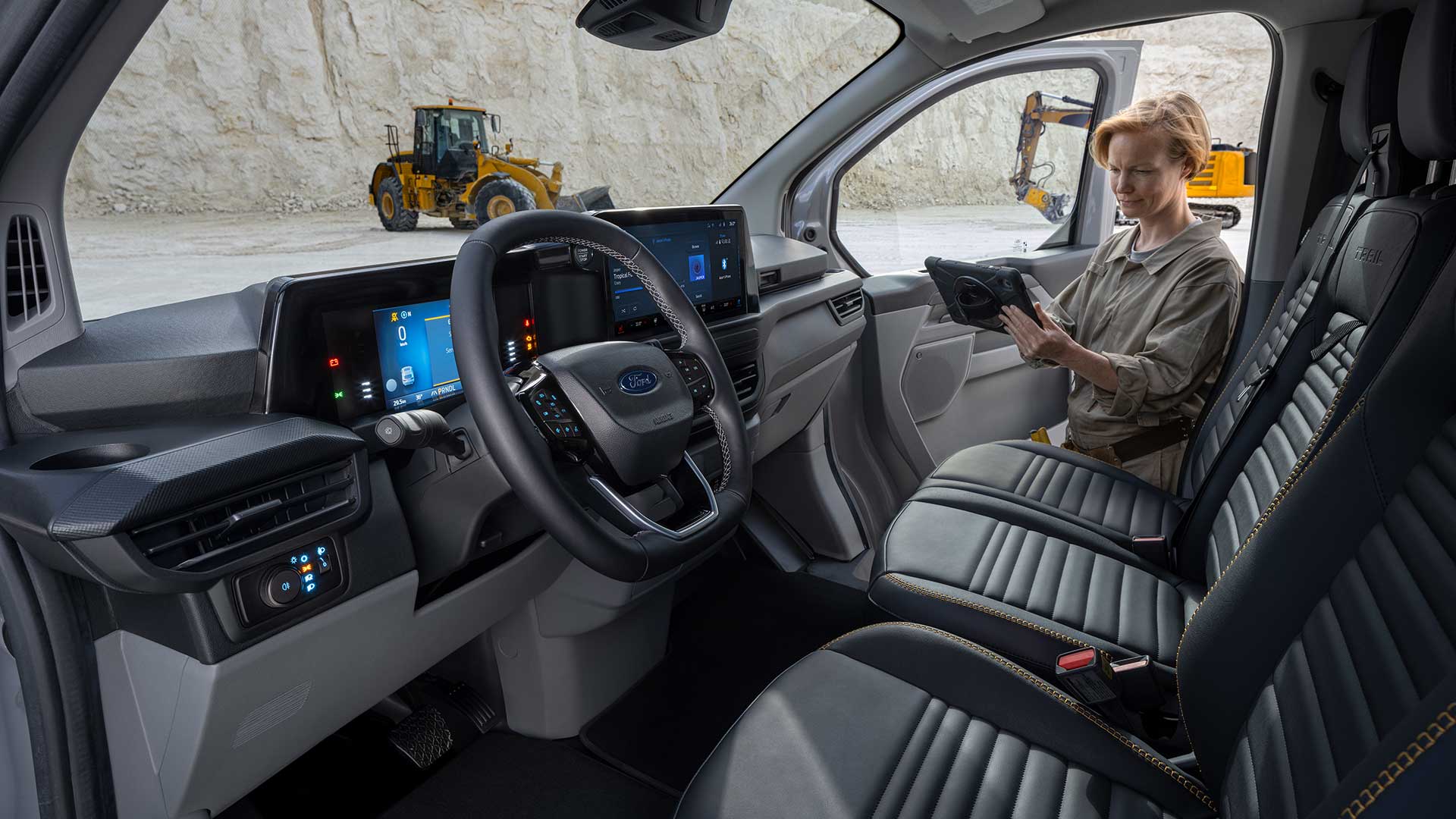 Interiér šedé dodávky Ford Transit Custom Trail.