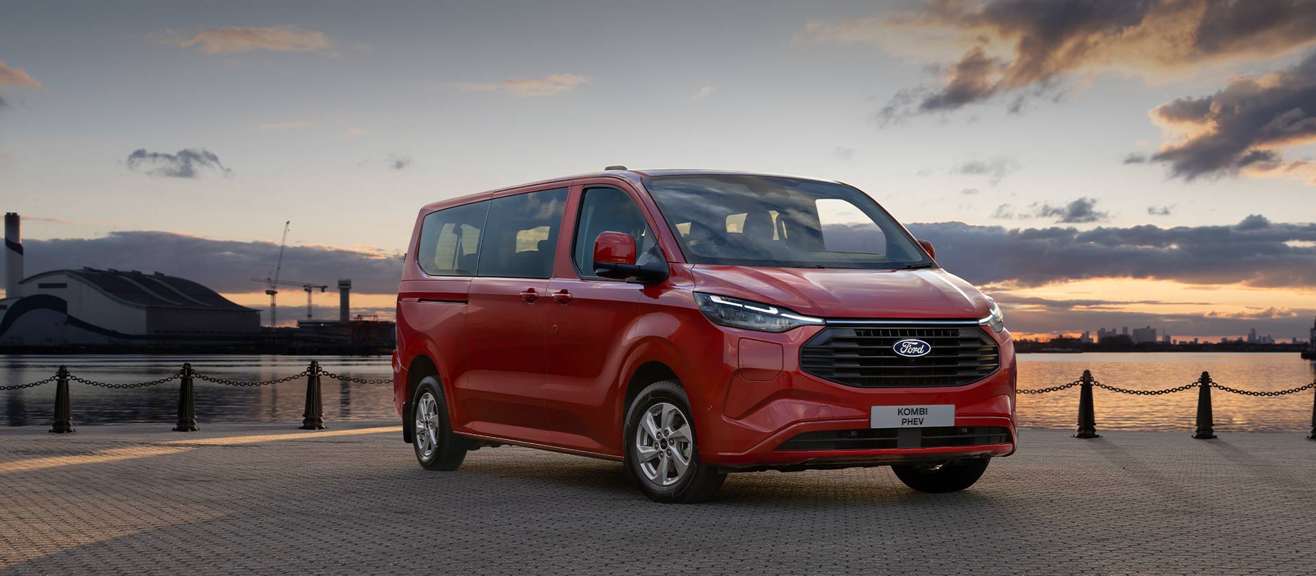 Červený Ford Transit Custom Kombi PHEV
