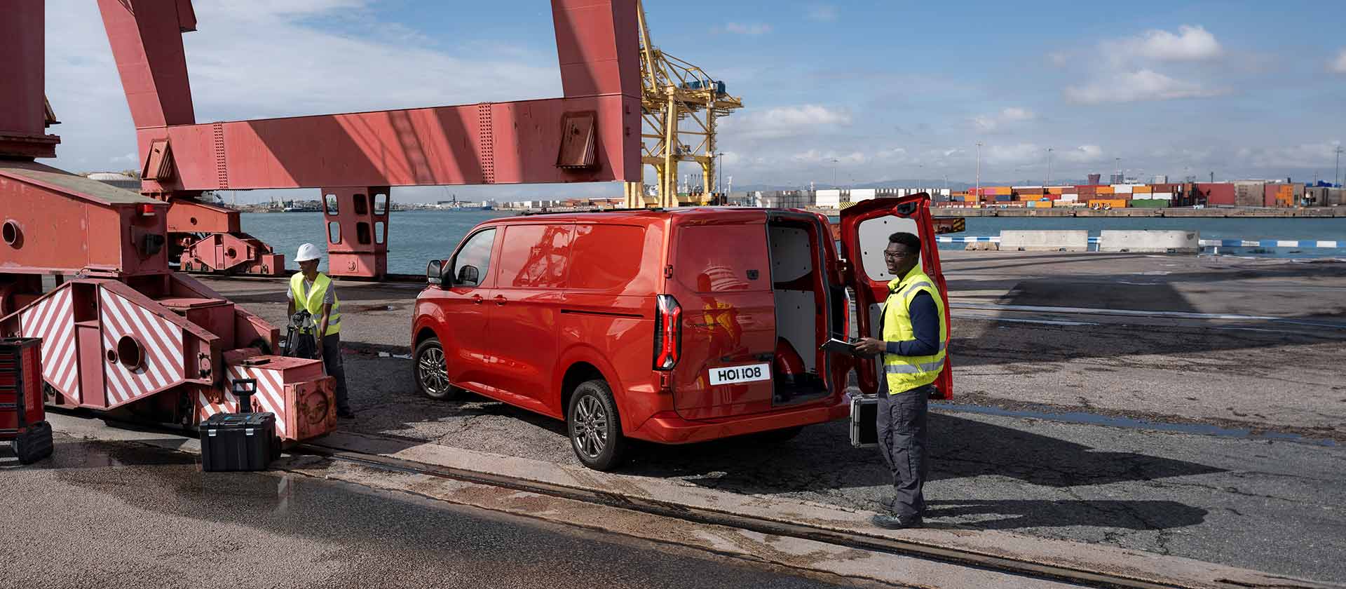 Červená dodávka Ford Transit Custom v doku.