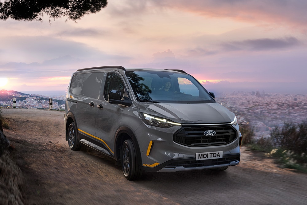 Šedá dodávka Ford Transit Custom Trail se žlutými prvky.
