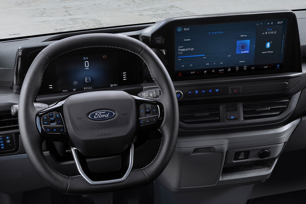 Vnitřní pohled na volant a palubní desku  vozu Ford Transit Custom.