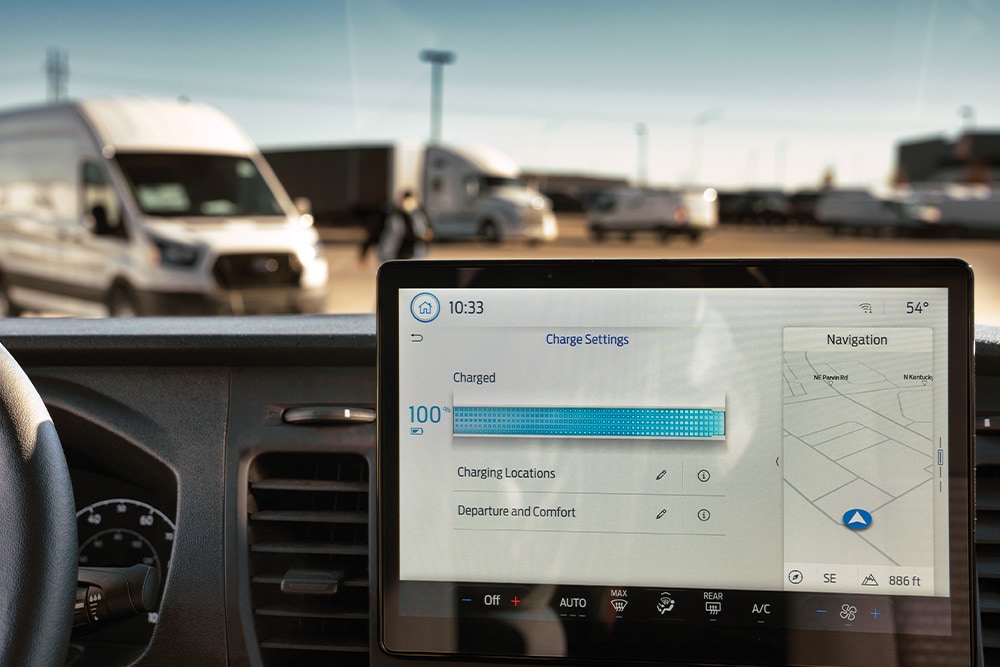 Přístrojová deska Ford Transit Custom zobrazující informace o nabíjení.