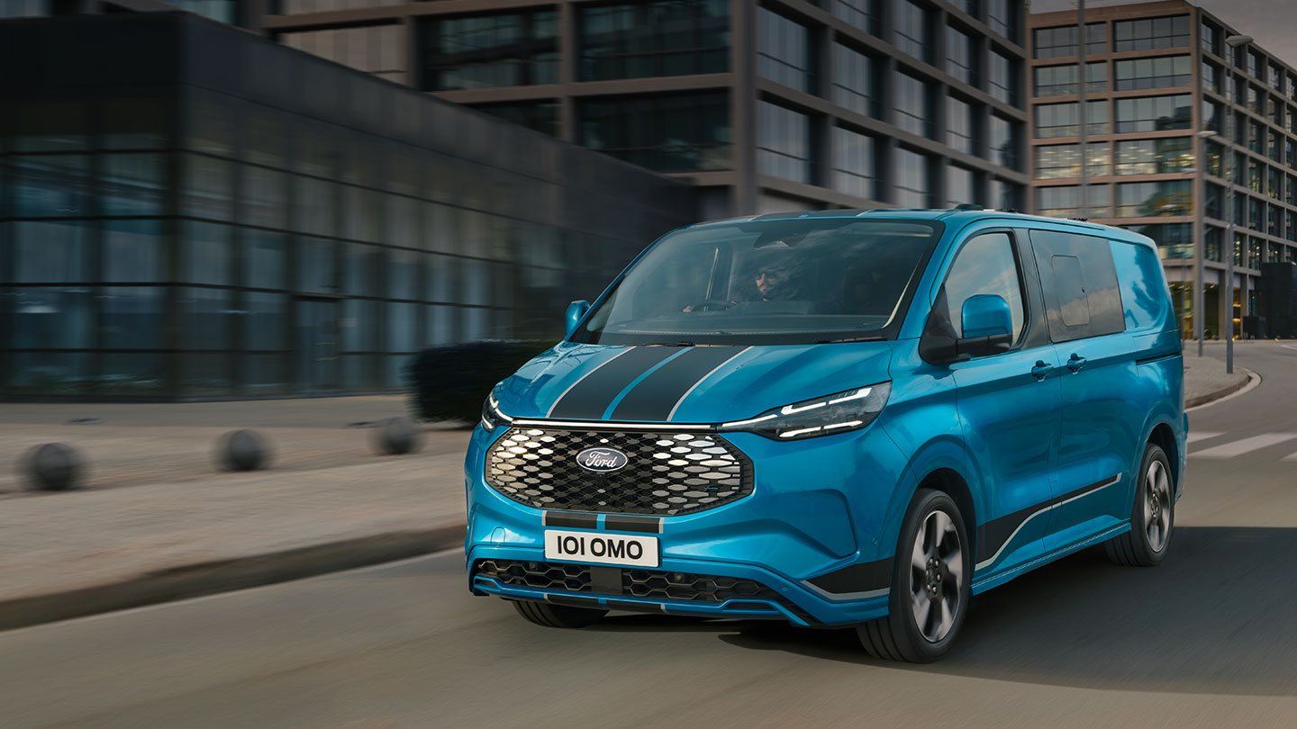 Modrý Ford E-Transit Custom DCiV Sport.
