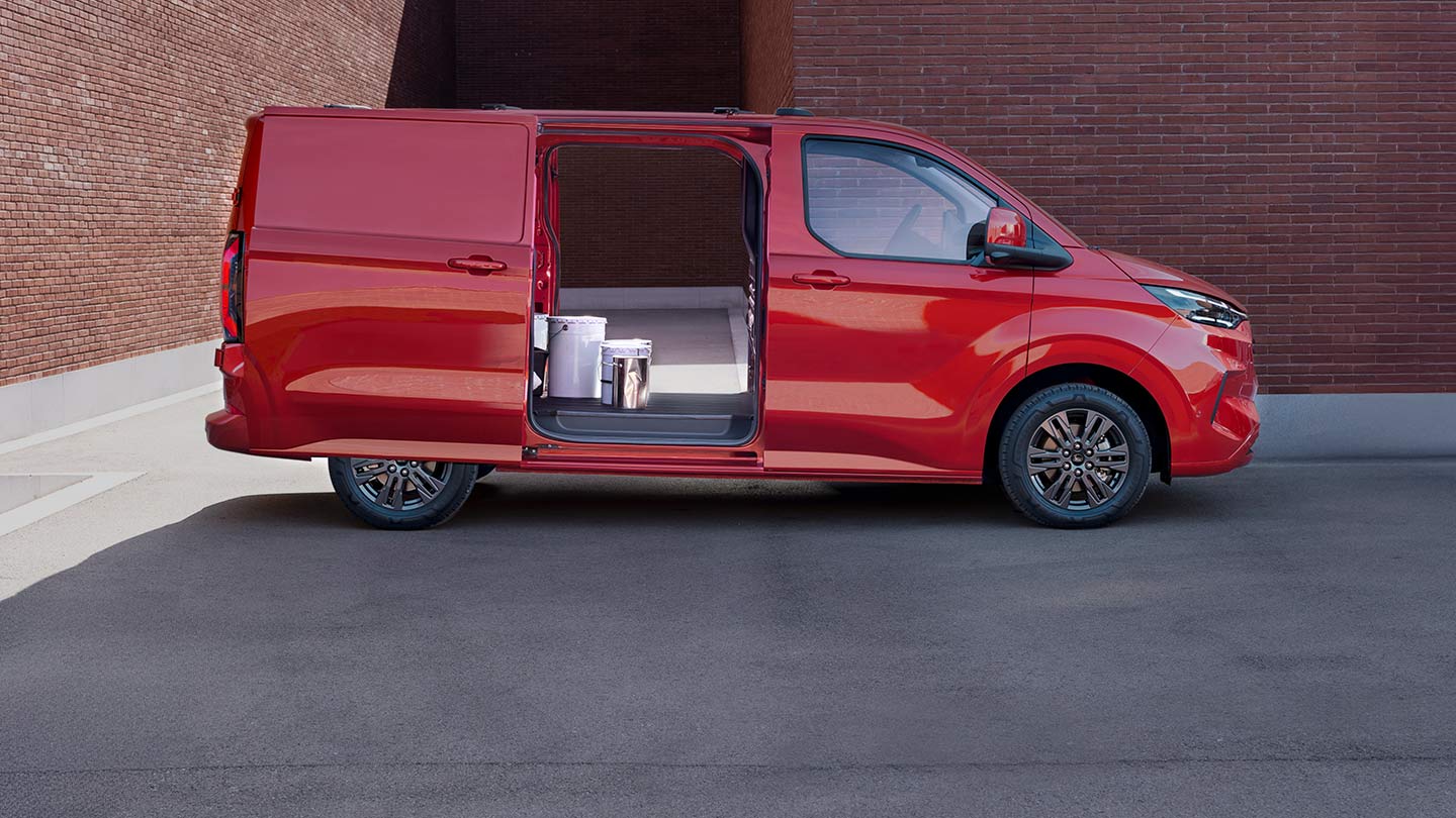 Červená dodávka Ford Transit Custom s otevřenými bočními posuvnými dveřmi na obou stranách.