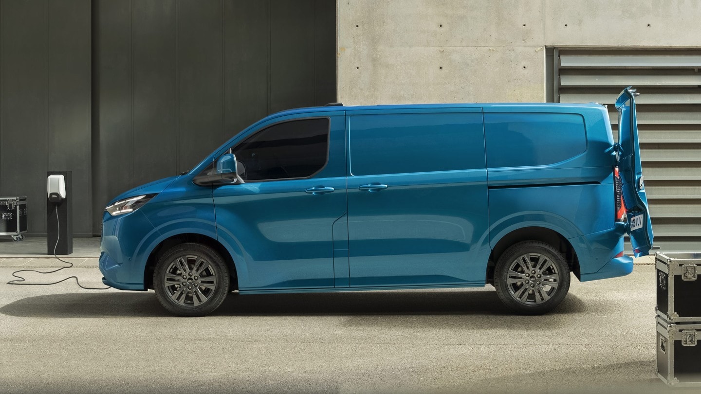 Ford E-Transit Custom z boku s otevřenými zadními závěsnými dveřmi