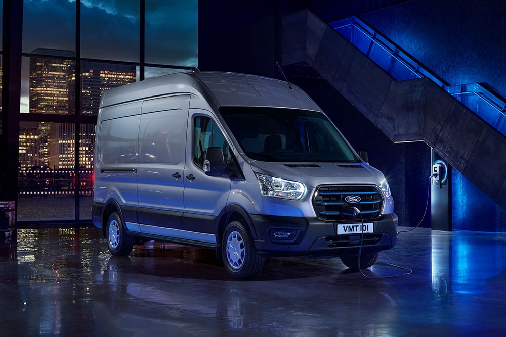 Ford E-Transit Van zaparkovaný poblíž dobíjecího místa v depu.