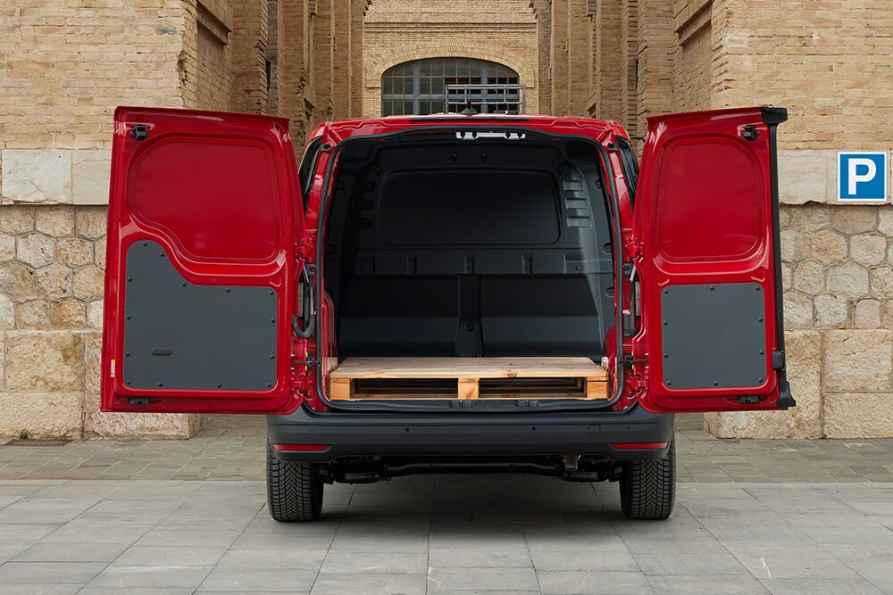 Zadní pohled na Ford Transit Connect s otevřenými zadními dveřmi a naloženými stavebními materiály.