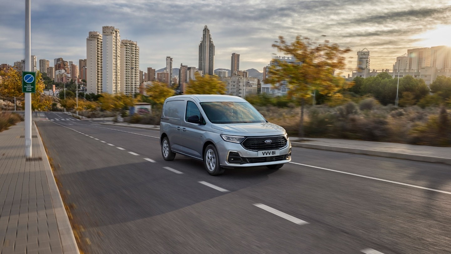 Nový Ford Transit Connect ve barvě stříbrná Stardust.