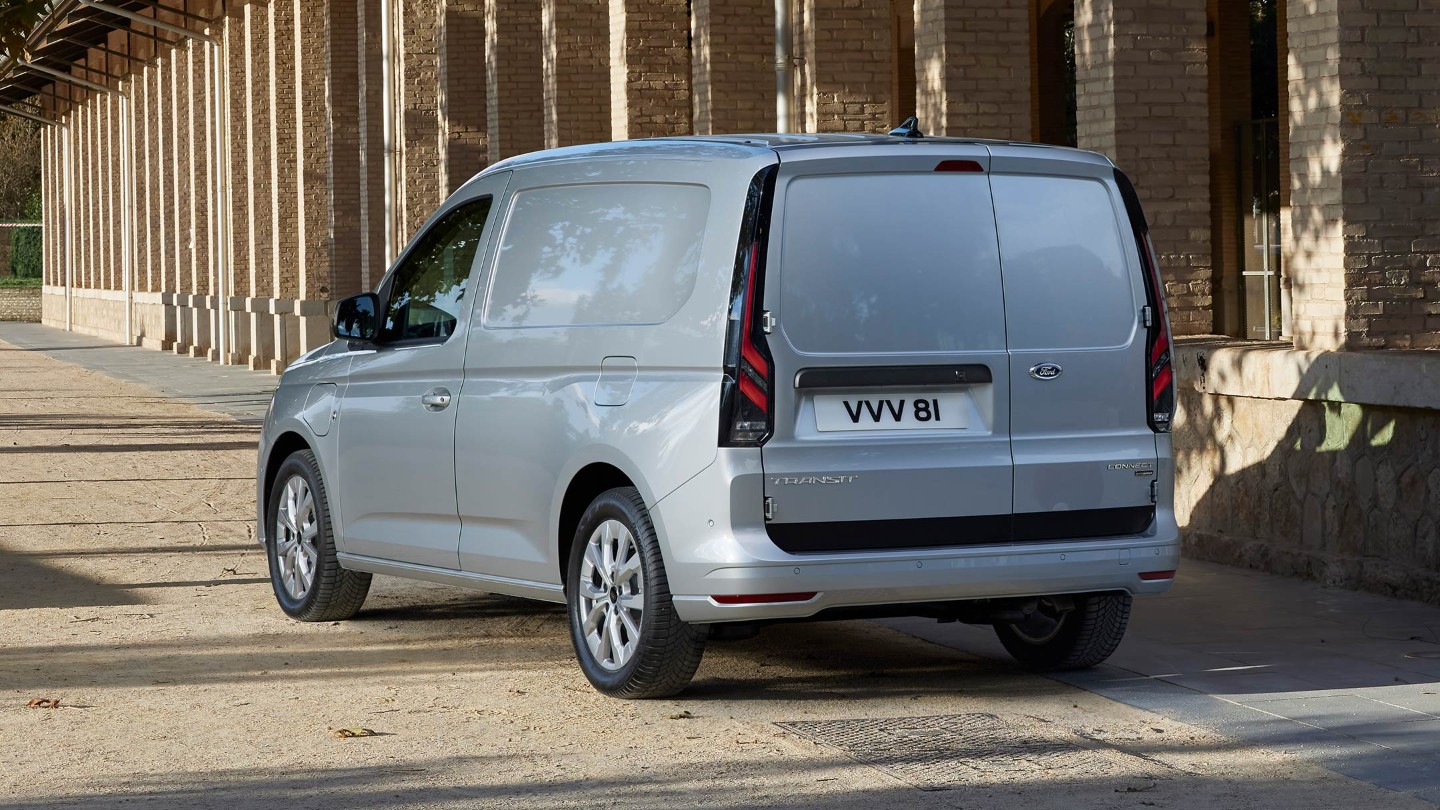 Ford Transit Connect ve stříbrné barvě Stardust.