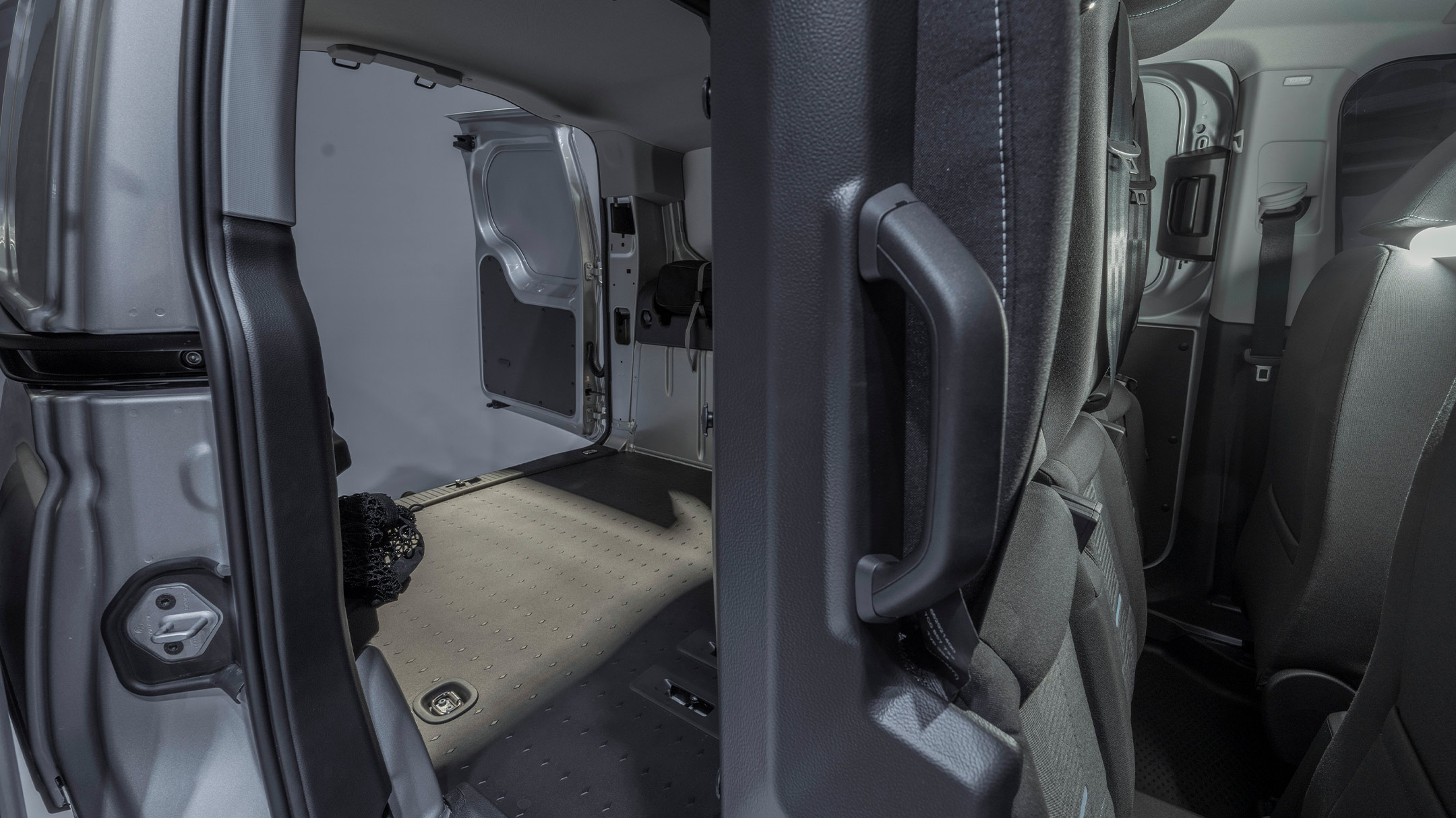 Nákladový prostor nového Fordu Transit Connect FlexCab lze zvětšit posunutím přepážky a vytvořením složením druhé řady sedadel.