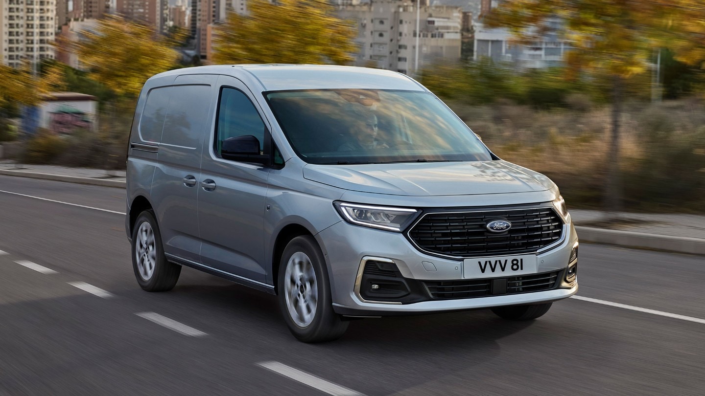 Nový Ford Transit Connect Limited v barvě stříbrná Stardust s chromovanými detaily exteriéru a automatickými světlomety. 