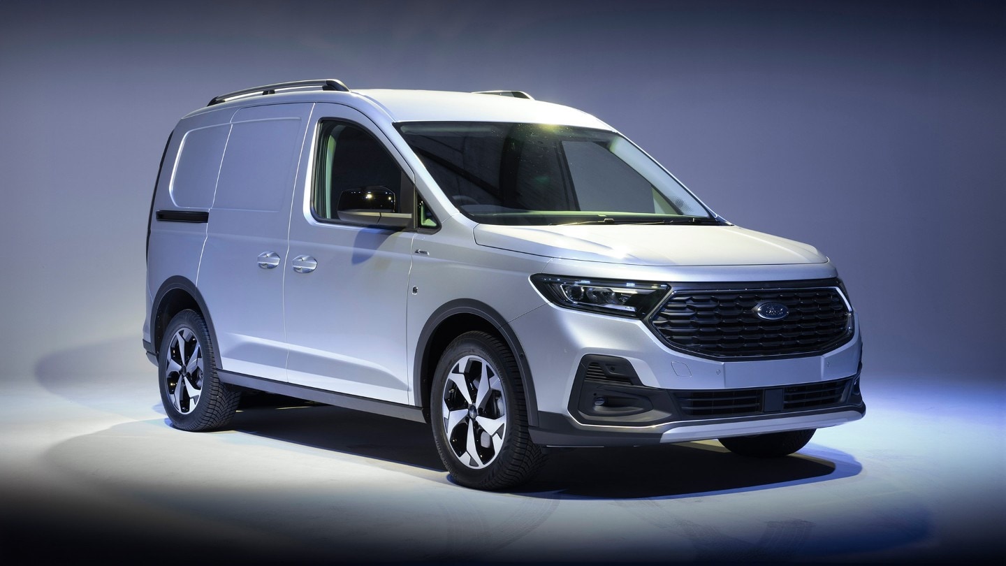 Nový Ford Transit Connect Active ve stříbrné barvě Stardust s nárazníkem ve stylu Active s ochranným plátem a LED světlomety. 