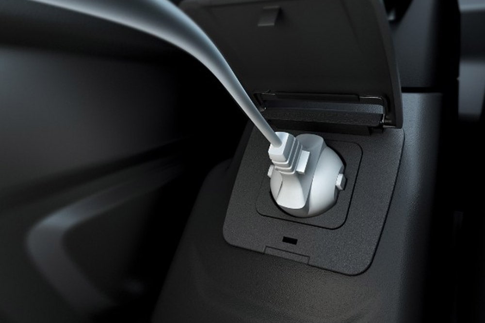 12V elektrická zásuvka ve Fordu Transit Van.