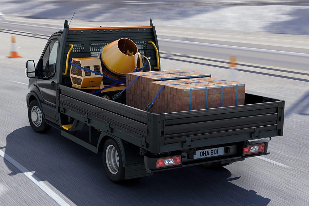 Ford Transit s podvozkem s kabinou vezoucí náklad vzadu.