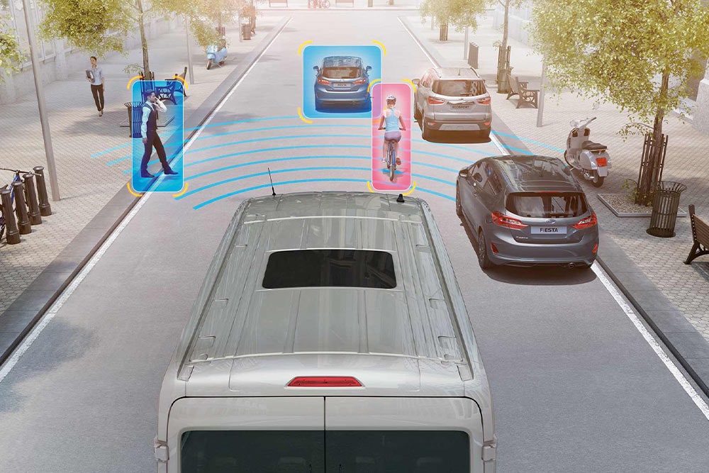 Ford Transit Van s pokročilými asistenčními funkcemi rozpoznávající chodce a cyklisty.