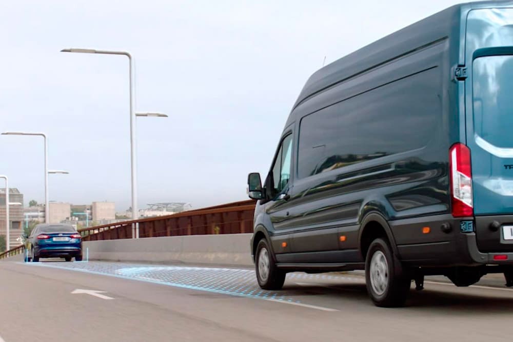 Dodávka Ford Transit s grafikou znázorňující adaptivní tempomat.
