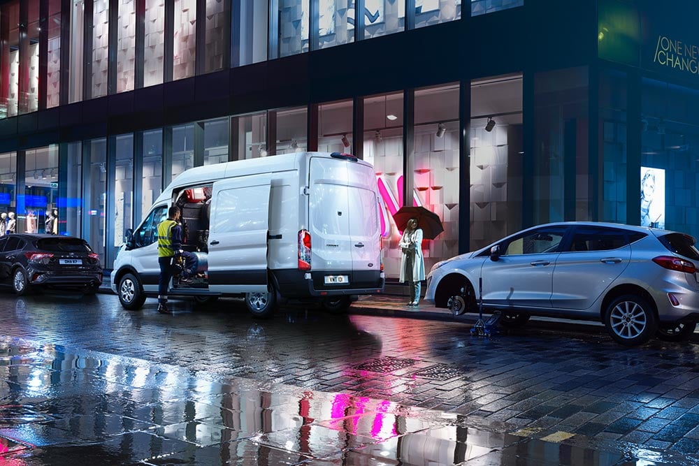 Vyprošťovací vozidlo Ford Transit Van zaparkované v nočním městě.