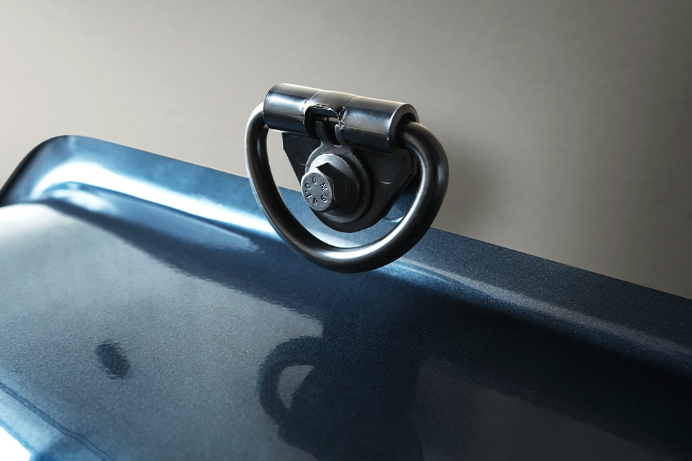 Detail upínacího bodu ve Fordu Transit Double Cab.