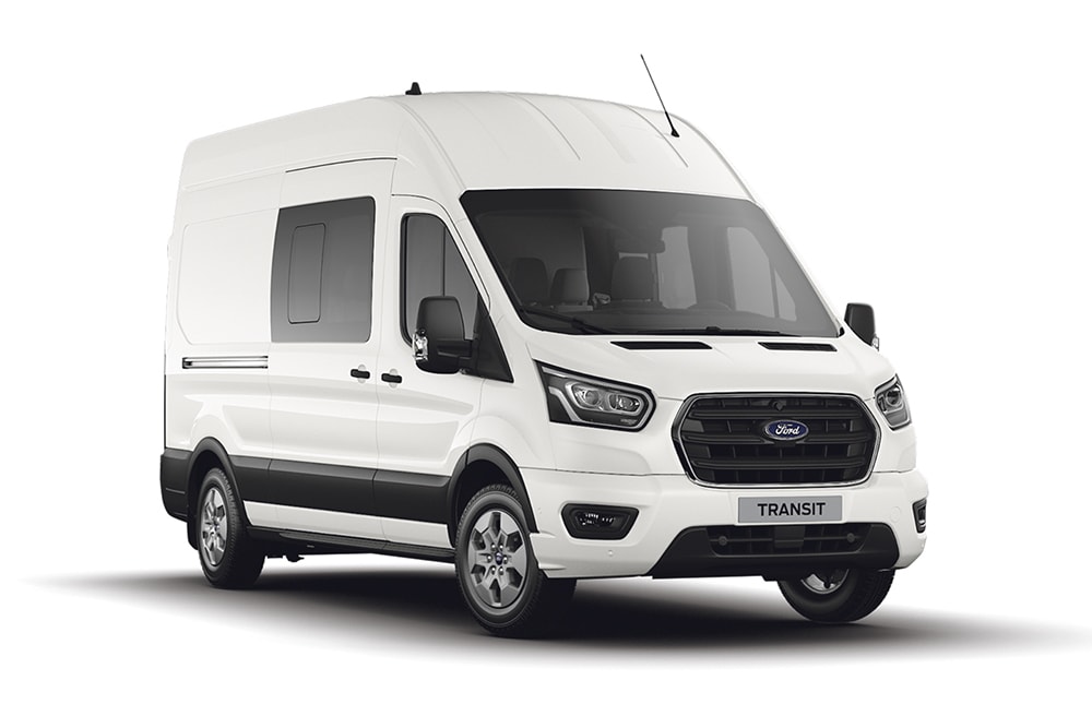 Bílý Ford Transit Van Kombi.