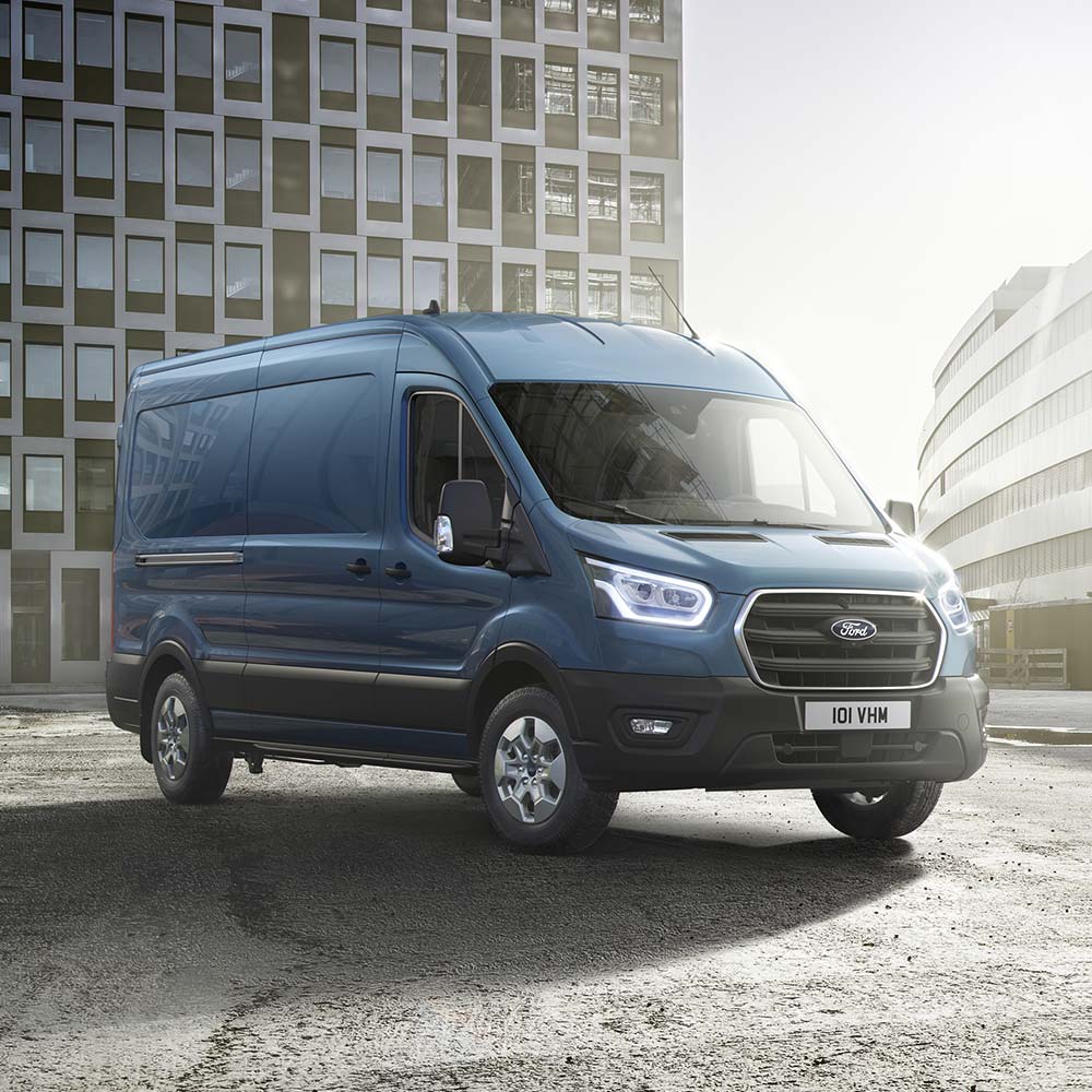 Modrý Ford Transit Van, čelní pohled.