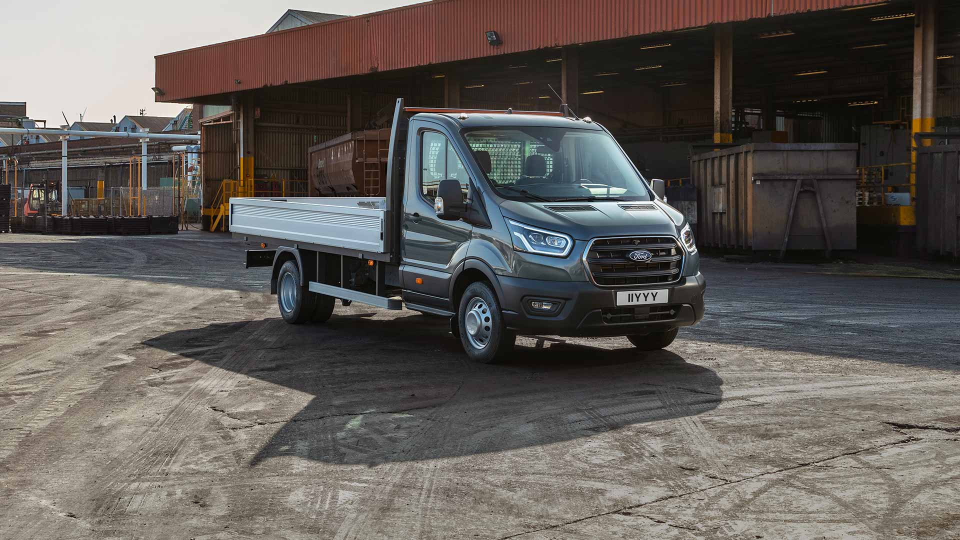 Ford Transit Podvozek zaparkovaný v průmyslovém areálu.
