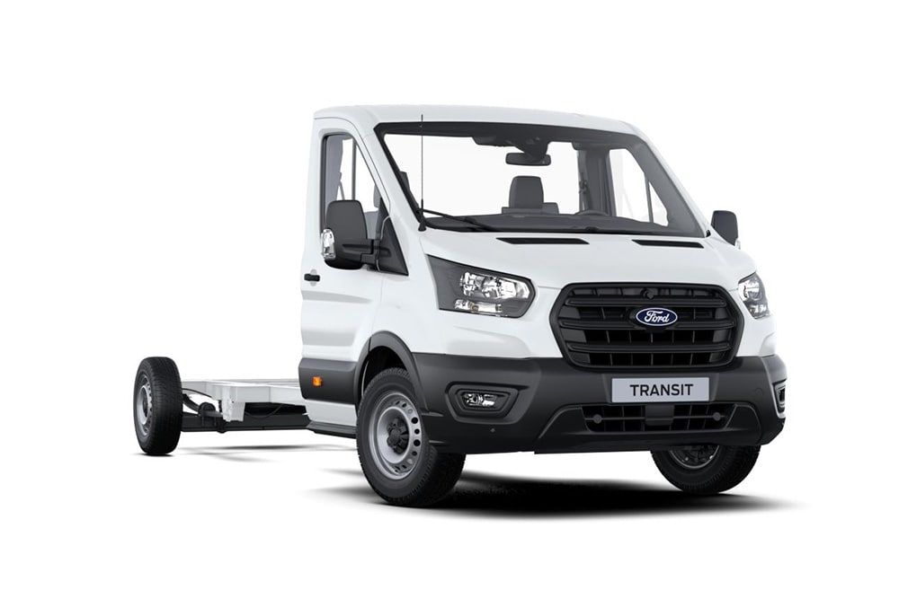 Bílý Ford Transit Plošina na bílém pozadí.