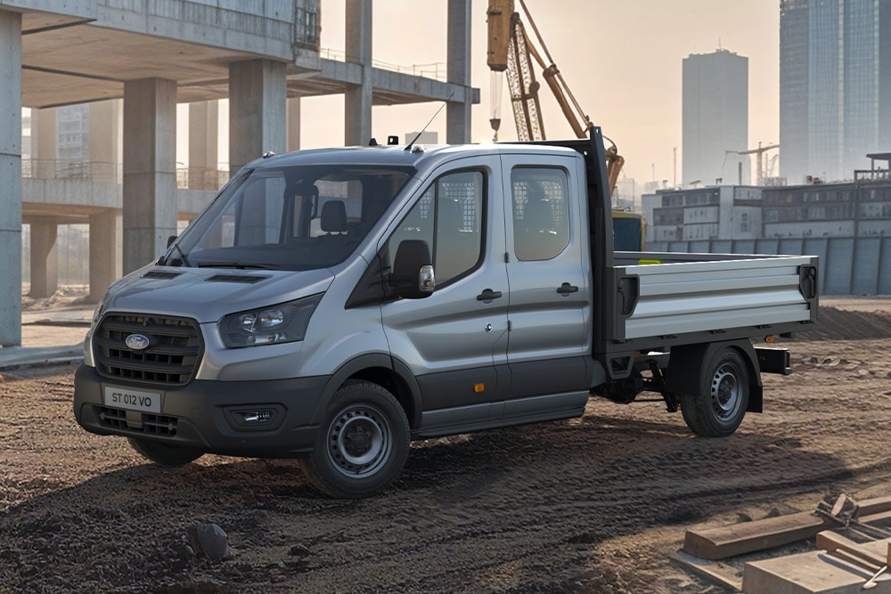 Ford Transit Podvozek s jednokabinou zaparkovaný v průmyslovém areálu. 