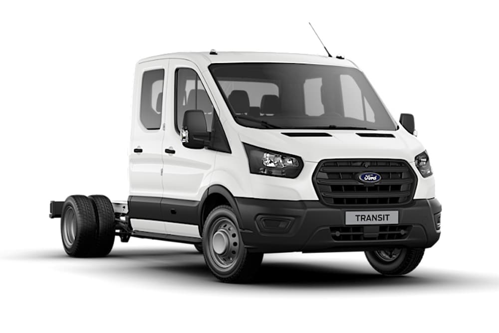 Bílá dodávka Ford Transit Podvozek s dvojkabinou Base na bílém pozadí.