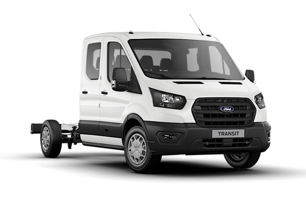 Bílá dodávka Ford Transit Podvozek s Dvojkabinou Trend na bílém pozadí.