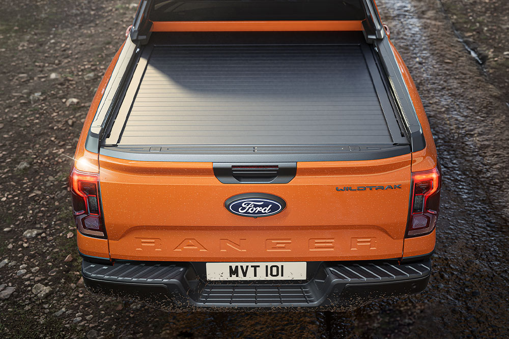Pohled shora na krytou korbu oranžového vozu Ford Ranger.