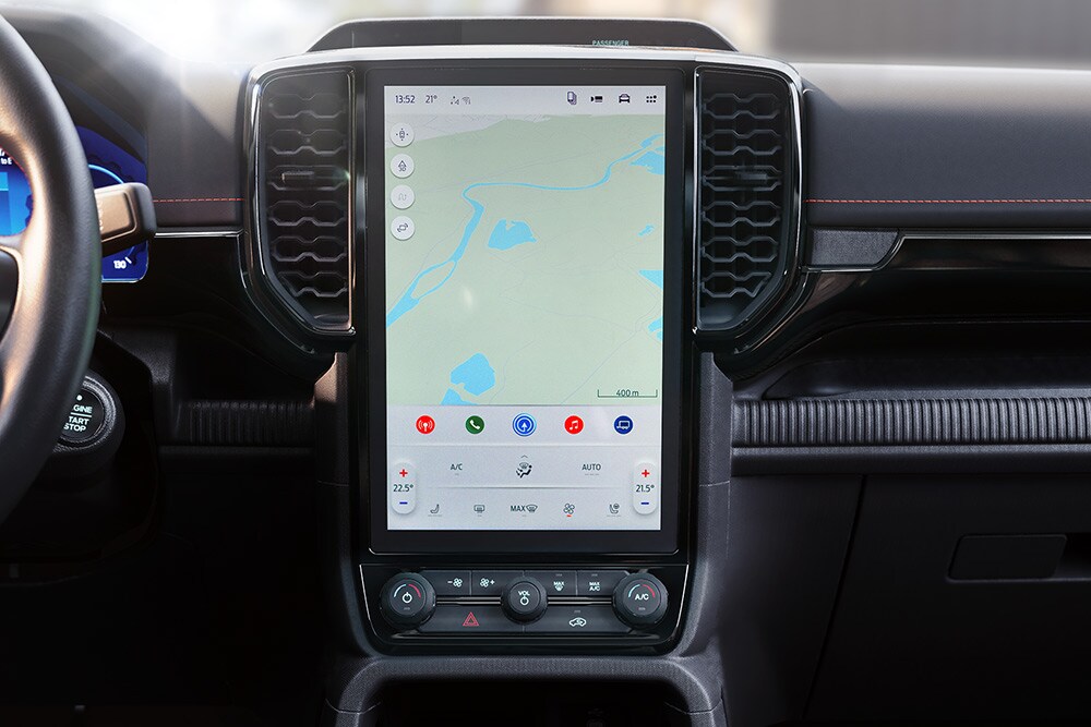 Detailní záběr na 12palcovou centrální dotykovou obrazovku systému SYNC™ 4 ve Fordu Ranger.