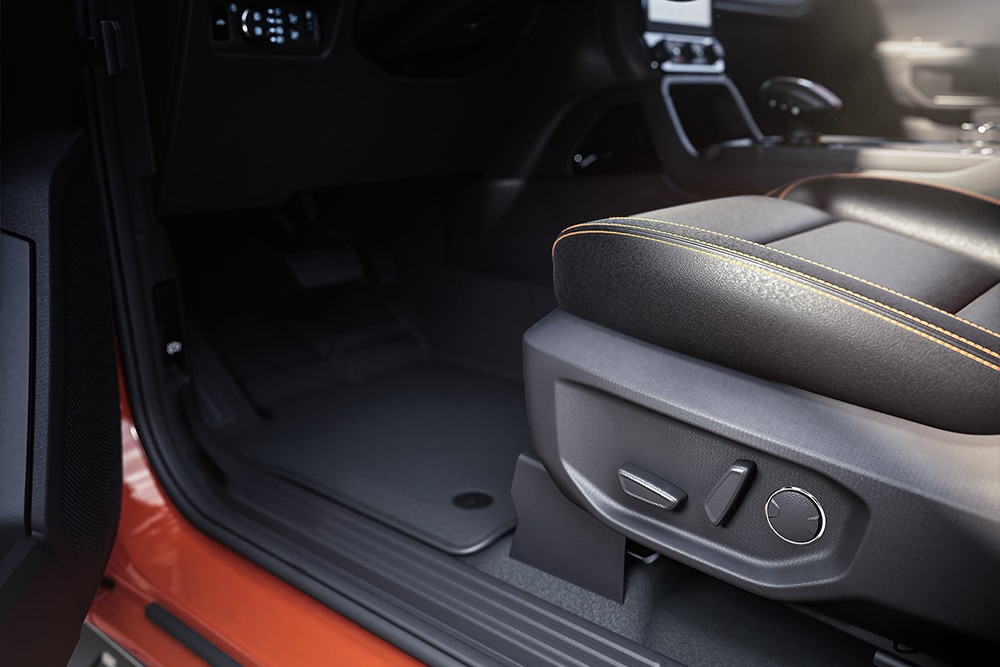 Detailní pohled do interiéru vozu Ford Ranger se zaměřením na přední sedadla.