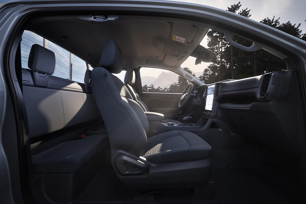 Boční pohled do interiéru kabiny vozu Ford Ranger XLT Super Cab.